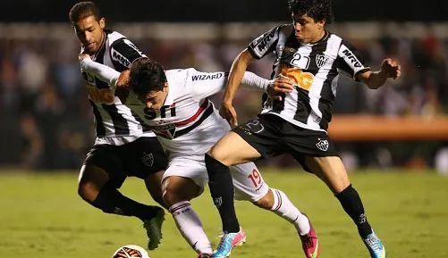 边后卫内收 边后卫内收